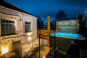 Grade 2 Listed 2 bedroom Pet Friendly - Parking - Hot Tub - very quiet